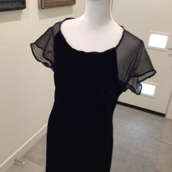 CACHET LONG VELVET DRESS WITH MESH CAP SLEEVES AND CUTOUT IN BACK - Picture 7 of 8